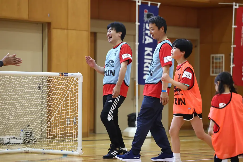 能登半島地震復興応援「JFA・キリン ビッグスマイルフィールド in輪島市町野地区」 SAMURAI BLUE サッカー日本代表 町野修斗選手がサプライズ登場！ 画像 13