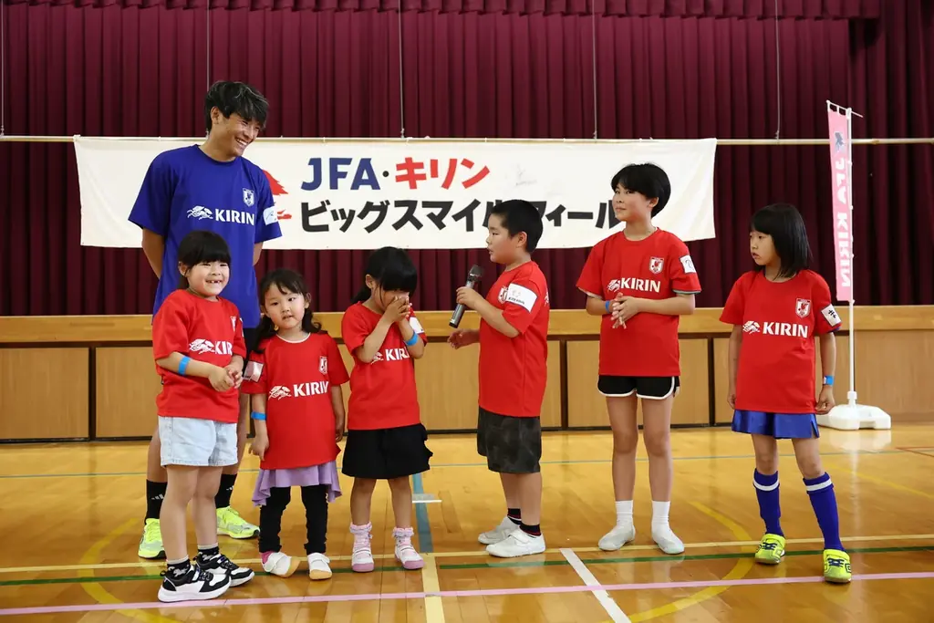 能登半島地震復興応援「JFA・キリン ビッグスマイルフィールド in輪島市町野地区」 SAMURAI BLUE サッカー日本代表 町野修斗選手がサプライズ登場！ 画像 15