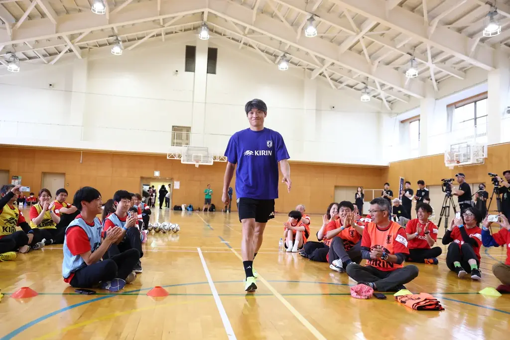能登半島地震復興応援「JFA・キリン ビッグスマイルフィールド in輪島市町野地区」 SAMURAI BLUE サッカー日本代表 町野修斗選手がサプライズ登場！ 画像 3