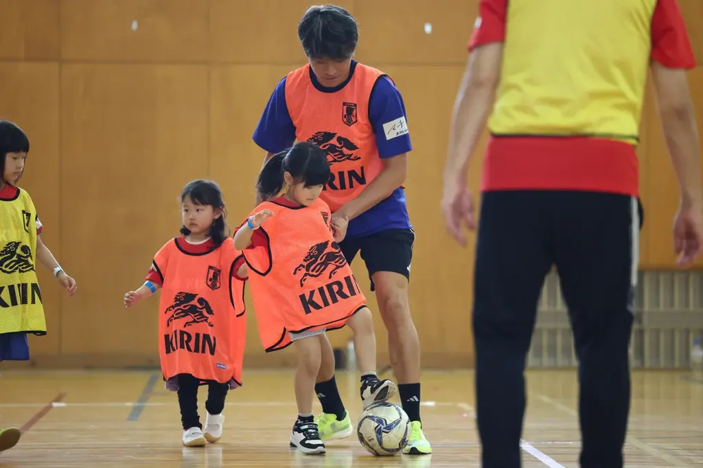 能登半島地震復興応援「JFA・キリン ビッグスマイルフィールド in輪島市町野地区」 SAMURAI BLUE サッカー日本代表 町野修斗選手がサプライズ登場！ 画像 4