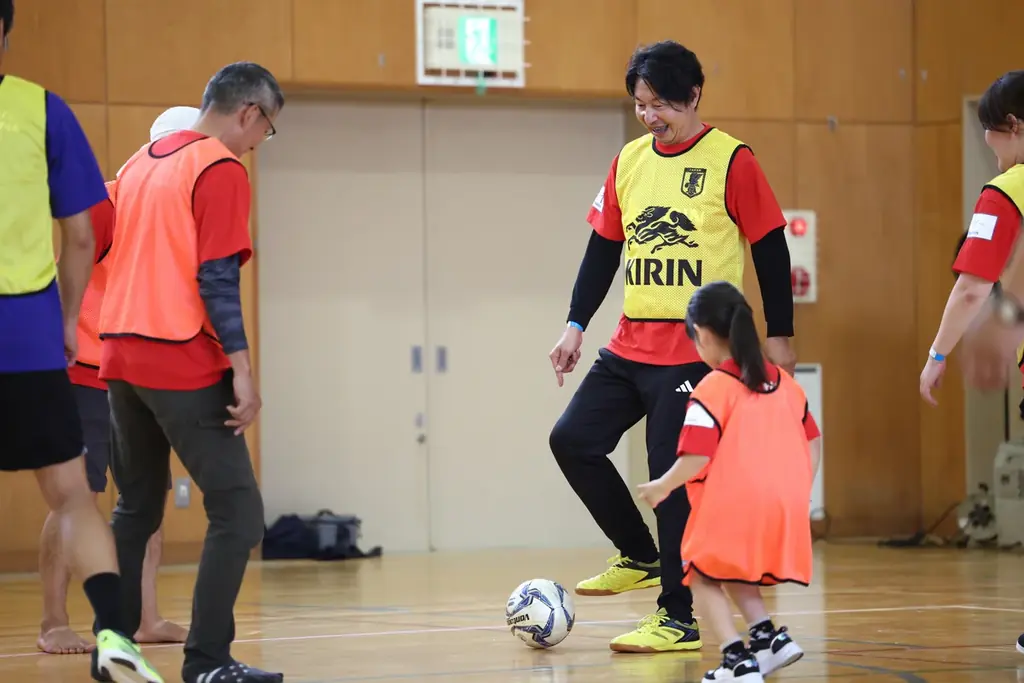 能登半島地震復興応援「JFA・キリン ビッグスマイルフィールド in輪島市町野地区」 SAMURAI BLUE サッカー日本代表 町野修斗選手がサプライズ登場！ 画像 5