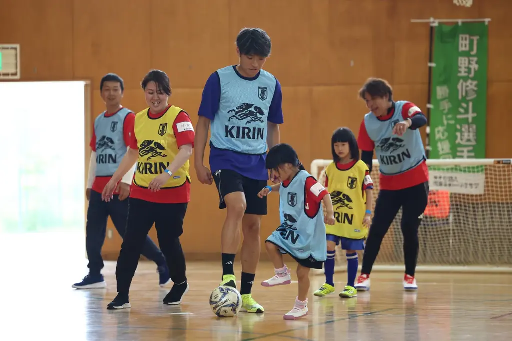 能登半島地震復興応援「JFA・キリン ビッグスマイルフィールド in輪島市町野地区」 SAMURAI BLUE サッカー日本代表 町野修斗選手がサプライズ登場！ 画像 7