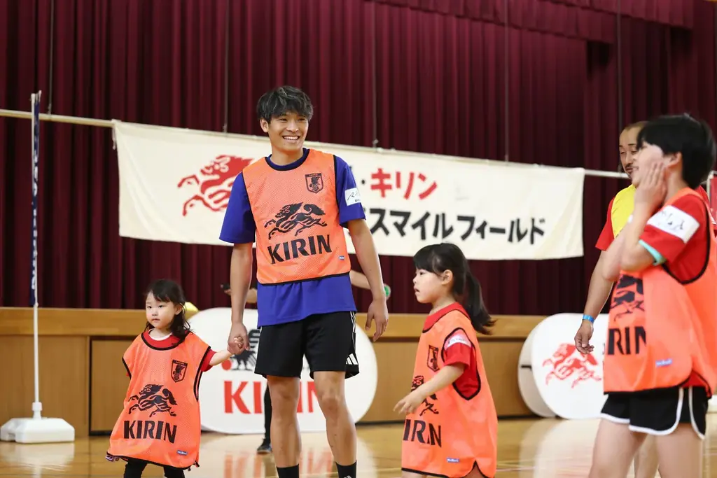 能登半島地震復興応援「JFA・キリン ビッグスマイルフィールド in輪島市町野地区」 SAMURAI BLUE サッカー日本代表 町野修斗選手がサプライズ登場！ 画像 9