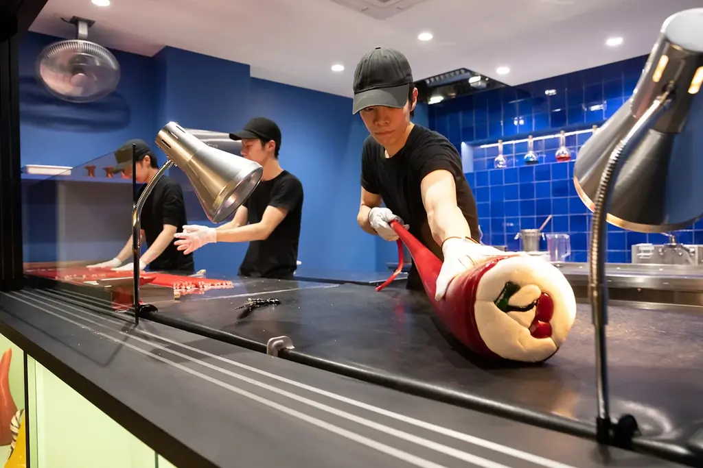 “体験” を軸につくられた次世代型ショップでの職人による飴作りはまるで、ステージパフォーマンス！ルミネ有楽町 LUMINE STREETにPAPABUBBLE 有楽町店がグランドオープン 画像 2