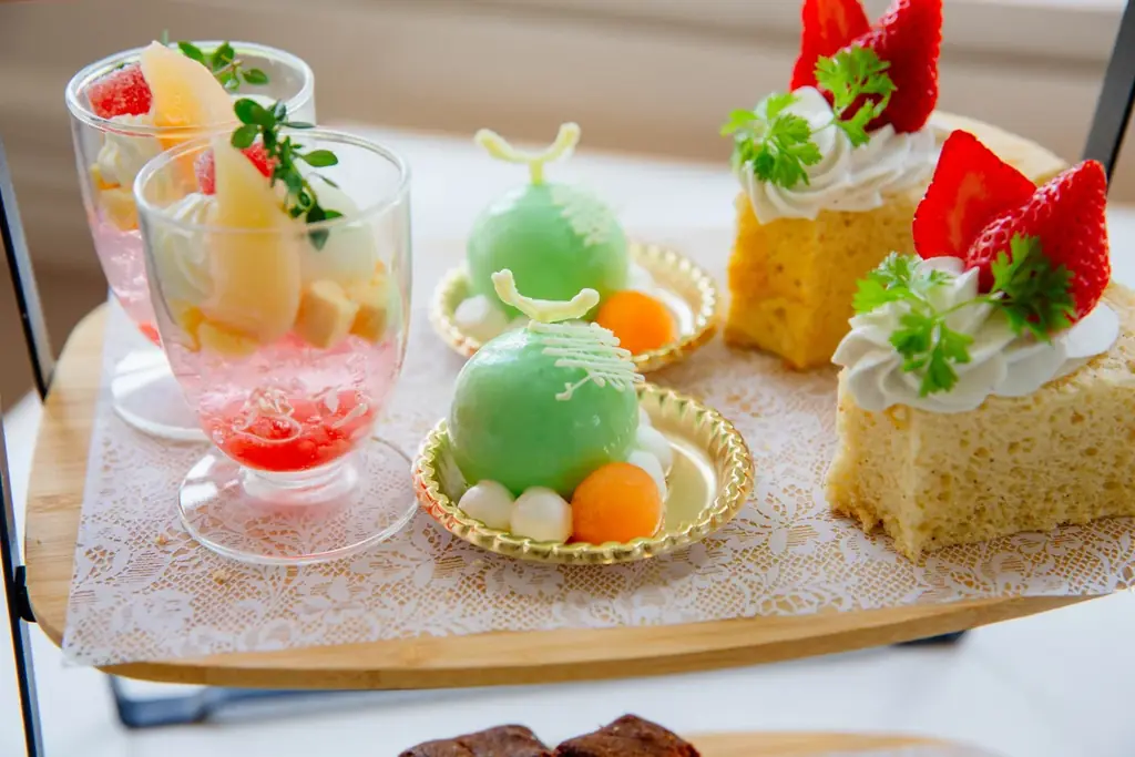 【神戸の夏を味わう贅沢デザート】8種のアソート「カフェ・グルマン」の夏メニューと新作の桃パフェ「パルフェ・ド・ペッシュ・ロゼ」 画像 2