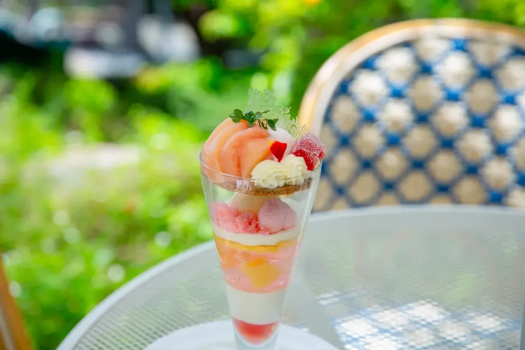 【神戸の夏を味わう贅沢デザート】8種のアソート「カフェ・グルマン」の夏メニューと新作の桃パフェ「パルフェ・ド・ペッシュ・ロゼ」 画像 3
