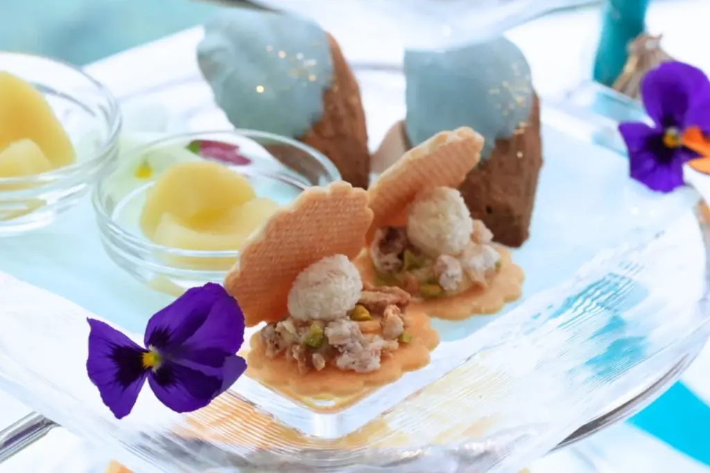 “青く澄んだ夏の海”を映した夏のアフタヌーンティーセットが登場!桃が主役の『ピーチマリンアフタヌーンティーセット』 画像 3