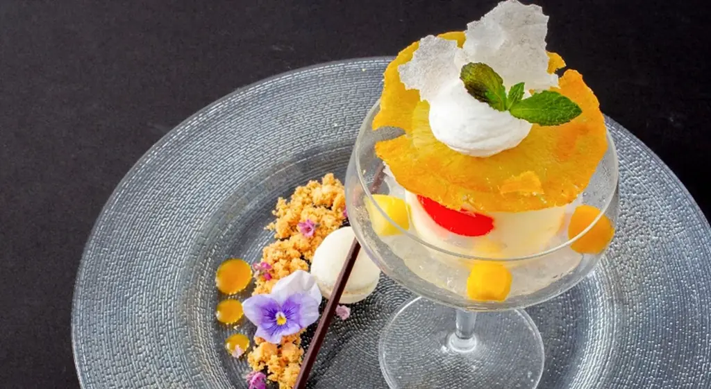 【ホテル オリエンタル エクスプレス 福岡中洲川端】オリエンタルホテル福岡の人気スイーツが中洲川端に！アシェットデセールと厳選ワインのペアリングを楽しむ「出張CROSS POINT夜カフェ第2弾」 画像 1