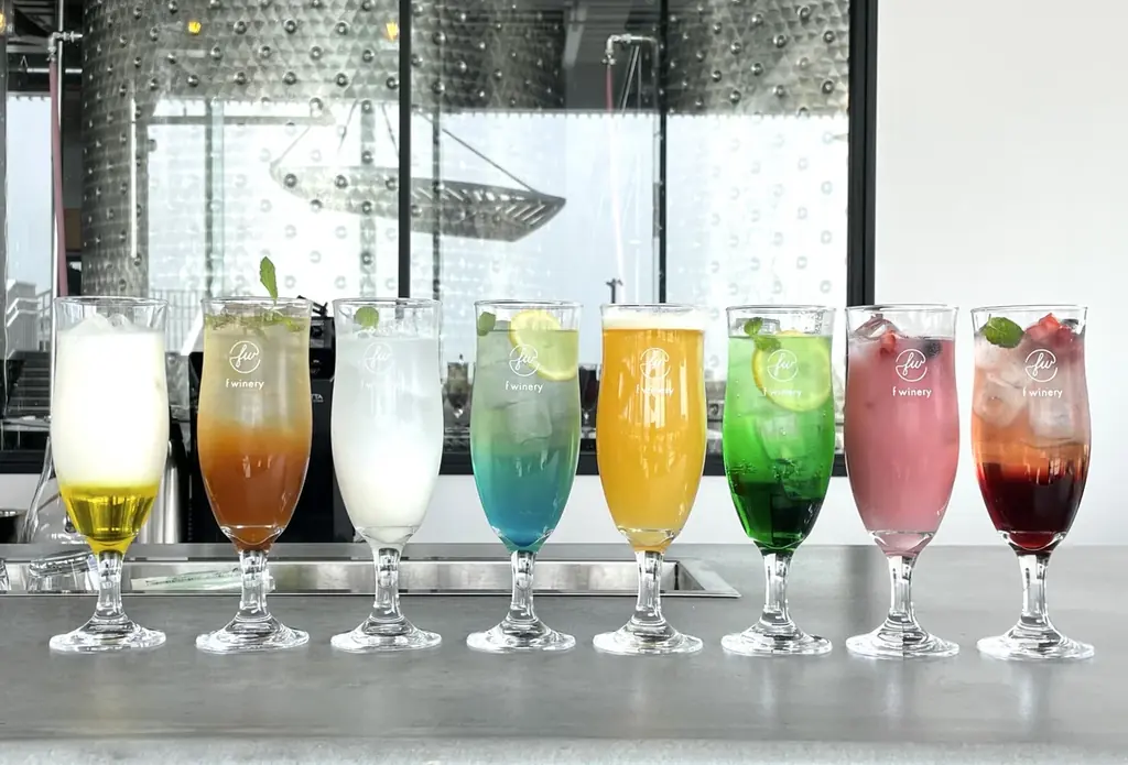 カラフルな「推し活ドリンク」を神戸港が目前のフェリシモが運営する都市型ワイナリー「f winery」が提供 画像 1