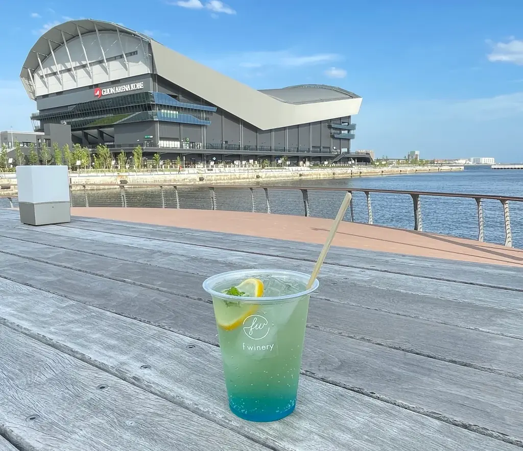 カラフルな「推し活ドリンク」を神戸港が目前のフェリシモが運営する都市型ワイナリー「f winery」が提供 画像 2