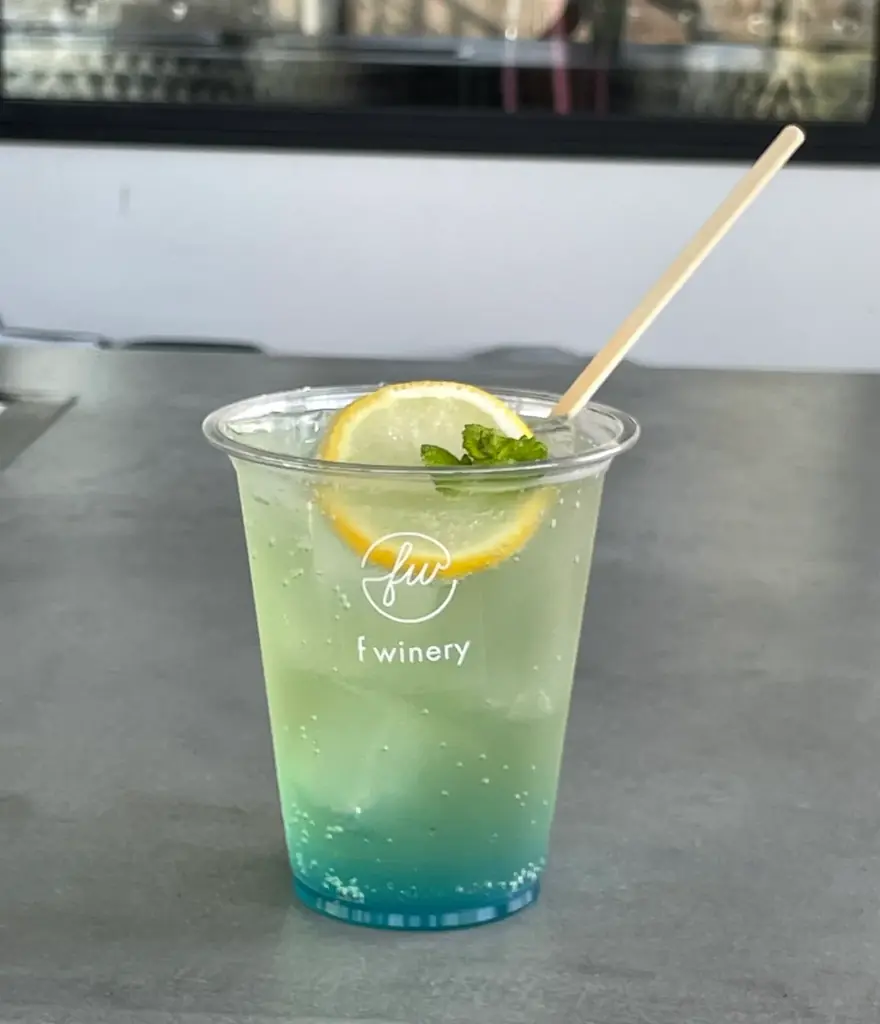 カラフルな「推し活ドリンク」を神戸港が目前のフェリシモが運営する都市型ワイナリー「f winery」が提供 画像 3