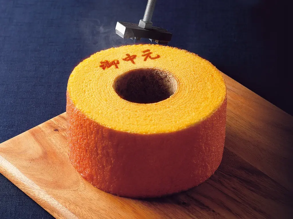 〈北菓楼のお中元 ・夏のおすすめ菓子特集 〉北菓楼小樽本館限定としてご好評のフルーツケーキ”果樹園の六月”も入った「焼き菓子プレミアムBOX」や「オレンジバウムクーヘン」が夏のティータイムを彩ります。 画像 12