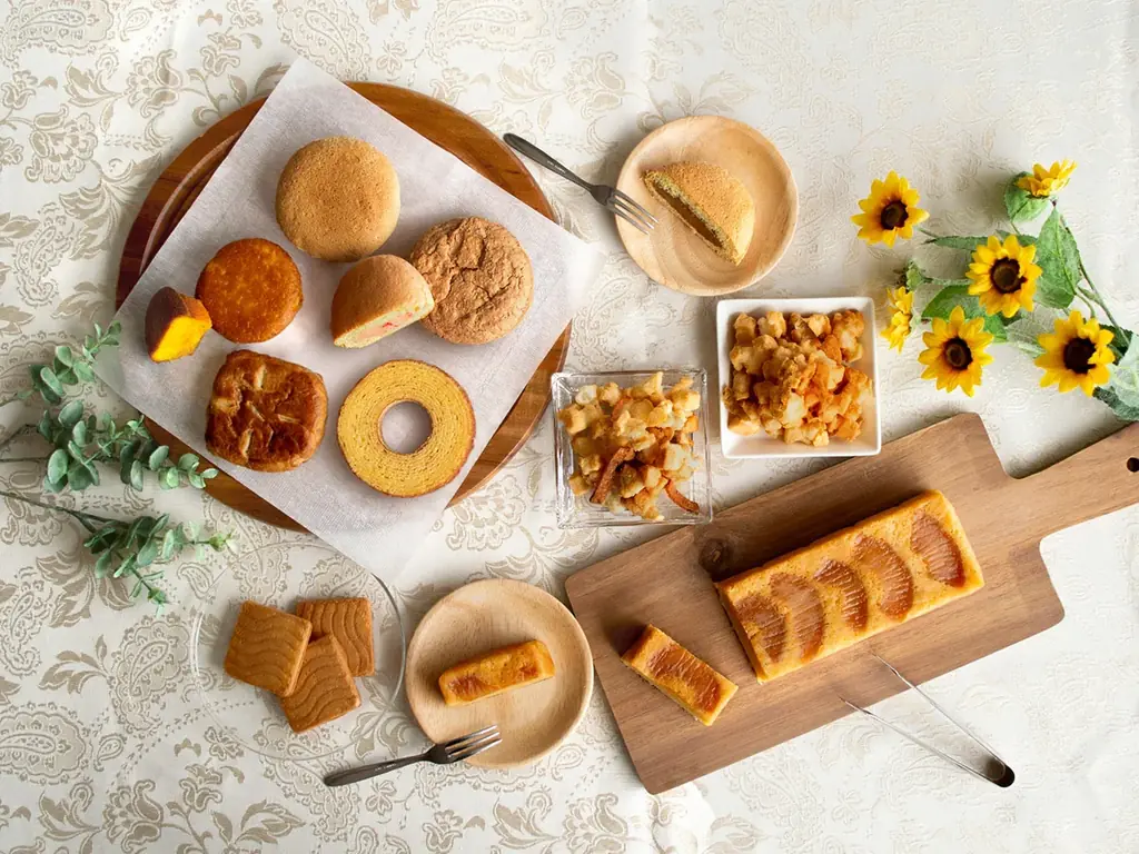 〈北菓楼のお中元 ・夏のおすすめ菓子特集 〉北菓楼小樽本館限定としてご好評のフルーツケーキ”果樹園の六月”も入った「焼き菓子プレミアムBOX」や「オレンジバウムクーヘン」が夏のティータイムを彩ります。 画像 3