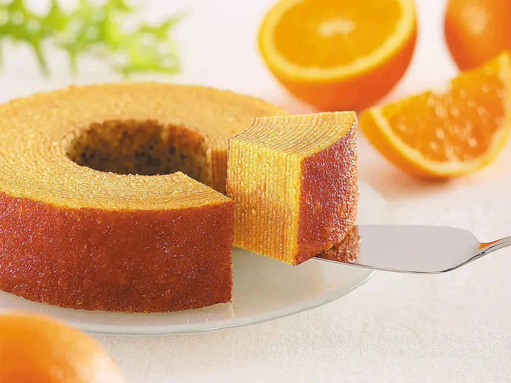 〈北菓楼のお中元 ・夏のおすすめ菓子特集 〉北菓楼小樽本館限定としてご好評のフルーツケーキ”果樹園の六月”も入った「焼き菓子プレミアムBOX」や「オレンジバウムクーヘン」が夏のティータイムを彩ります。 画像 4