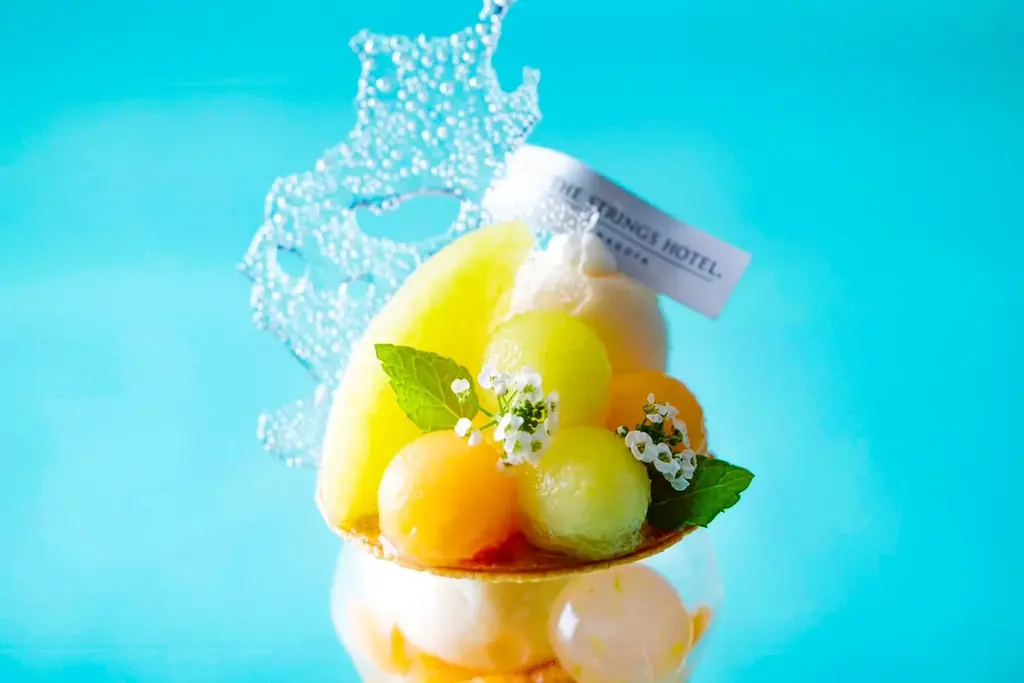 【名古屋】爽やかな香りの青肉と甘みの強い赤肉のマスクメロン2種類を贅沢に使用！クリームソーダを連想させる夏のご褒美スイーツ「大人のご褒美パフェ～Juicy Muskmelon～」販売 画像 2