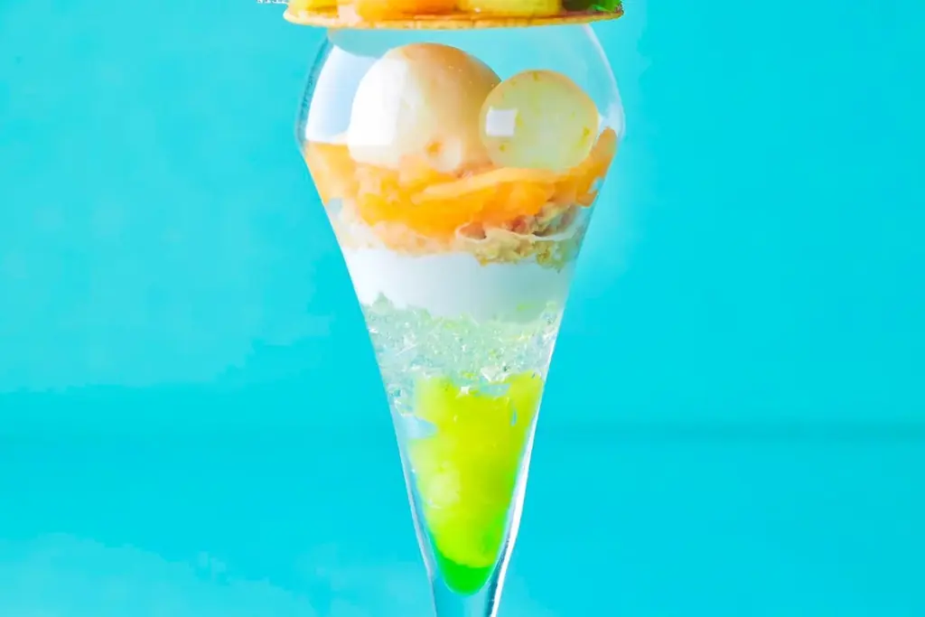 【名古屋】爽やかな香りの青肉と甘みの強い赤肉のマスクメロン2種類を贅沢に使用！クリームソーダを連想させる夏のご褒美スイーツ「大人のご褒美パフェ～Juicy Muskmelon～」販売 画像 3