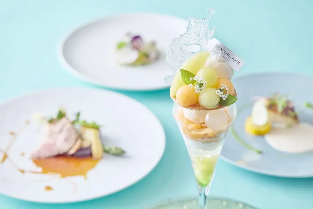 【名古屋】爽やかな香りの青肉と甘みの強い赤肉のマスクメロン2種類を贅沢に使用！クリームソーダを連想させる夏のご褒美スイーツ「大人のご褒美パフェ～Juicy Muskmelon～」販売 画像 4