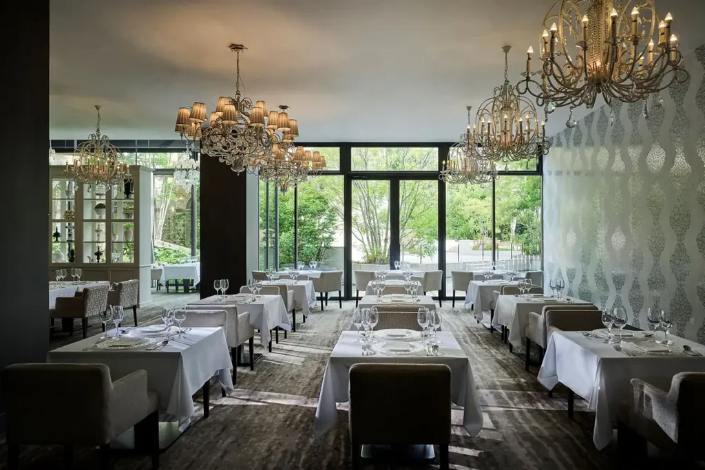 【名古屋】爽やかな香りの青肉と甘みの強い赤肉のマスクメロン2種類を贅沢に使用！クリームソーダを連想させる夏のご褒美スイーツ「大人のご褒美パフェ～Juicy Muskmelon～」販売 画像 5