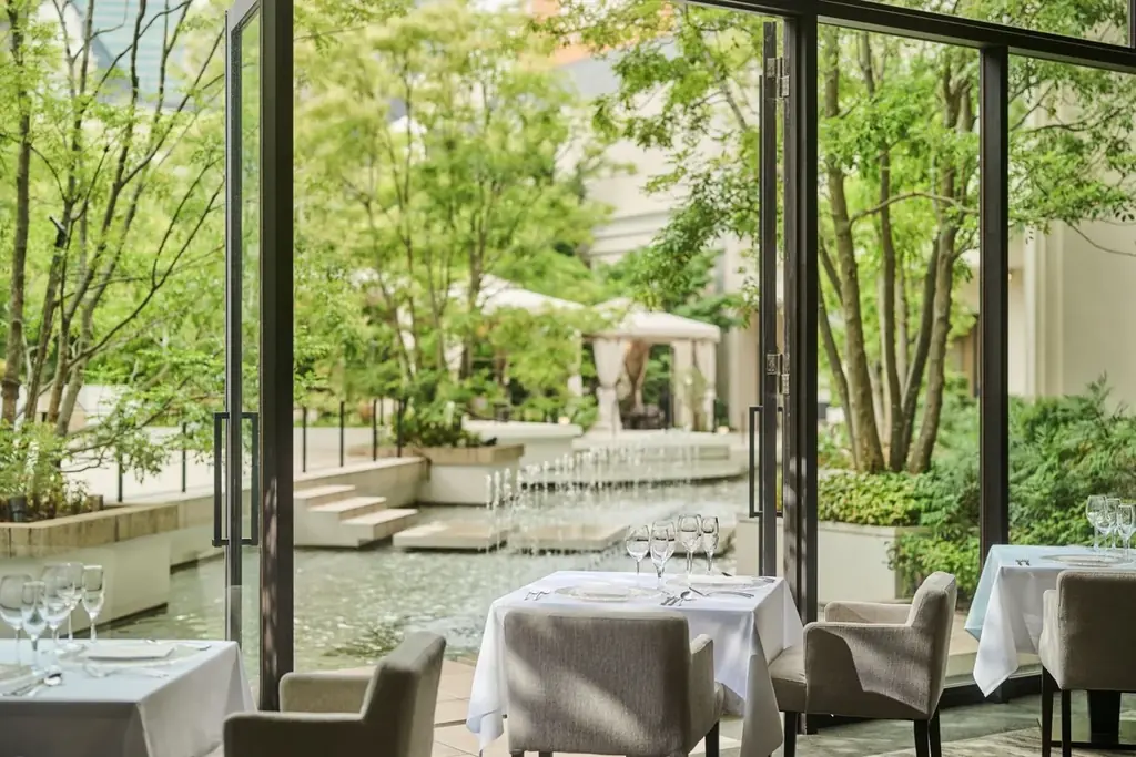 【名古屋】爽やかな香りの青肉と甘みの強い赤肉のマスクメロン2種類を贅沢に使用！クリームソーダを連想させる夏のご褒美スイーツ「大人のご褒美パフェ～Juicy Muskmelon～」販売 画像 6