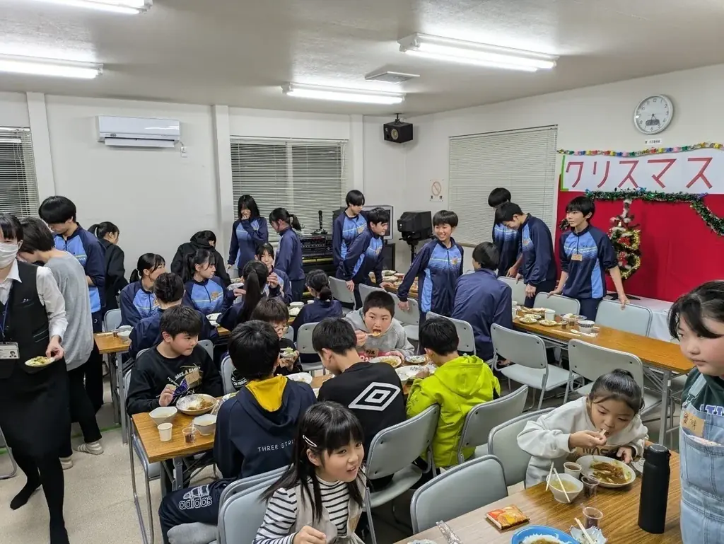 地域を支える、あなたを応援したいから。 「こども食堂スタート応援助成プログラム」2025年度募集開始 むすびえ＆ファミリーマートがこども食堂の立ち上げをサポート 画像 3