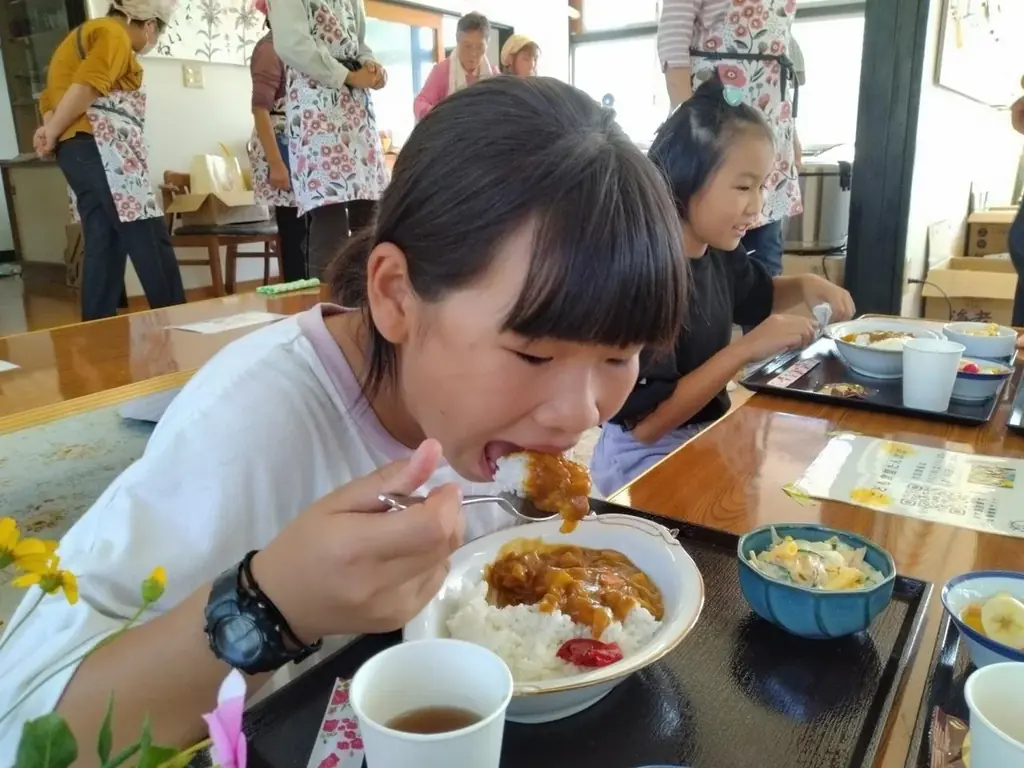 地域を支える、あなたを応援したいから。 「こども食堂スタート応援助成プログラム」2025年度募集開始 むすびえ＆ファミリーマートがこども食堂の立ち上げをサポート 画像 4