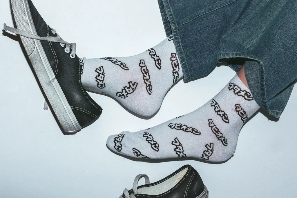 Wロゴなのに履くと想像以上にかっこいい。ブタメン × Tabio MEN限定ソックス 画像 1