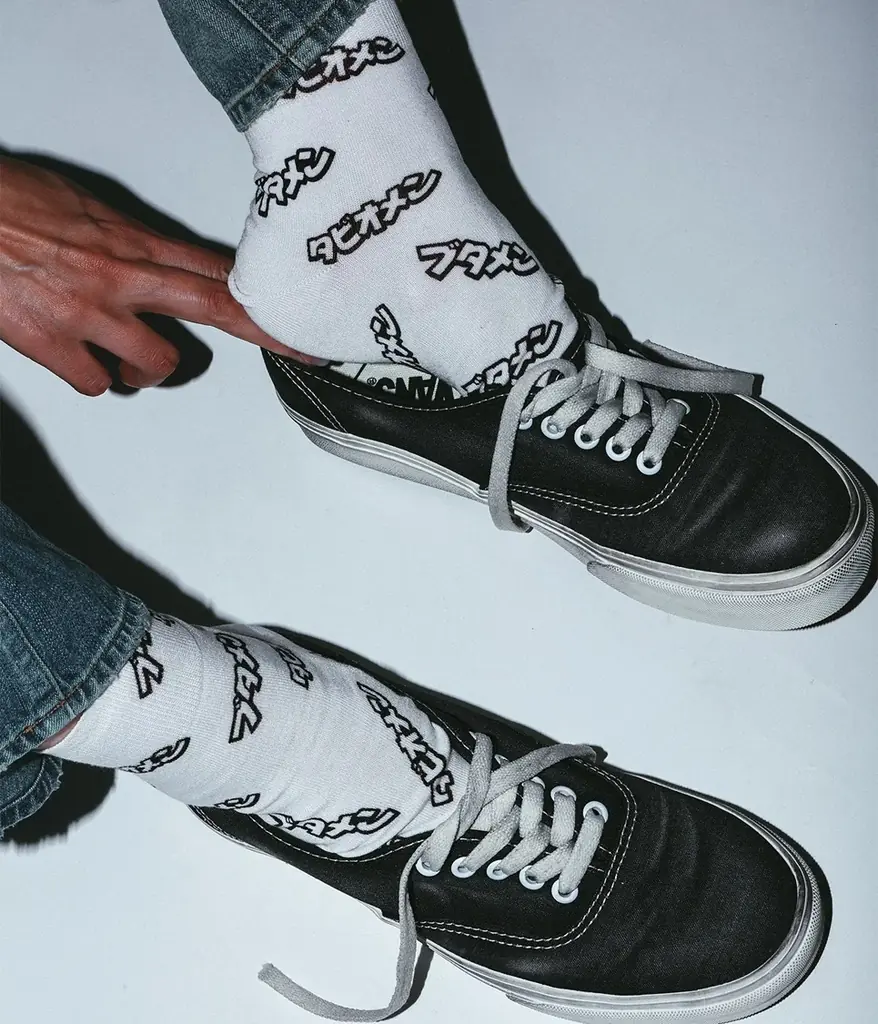 Wロゴなのに履くと想像以上にかっこいい。ブタメン × Tabio MEN限定ソックス 画像 2