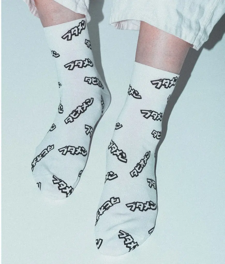 Wロゴなのに履くと想像以上にかっこいい。ブタメン × Tabio MEN限定ソックス 画像 3