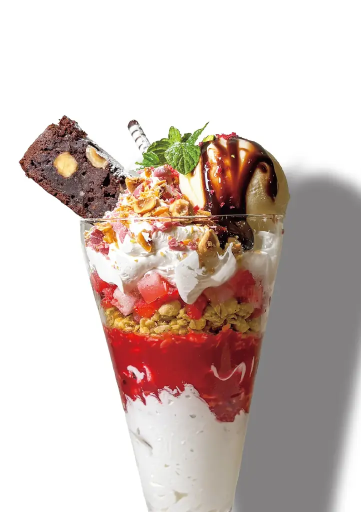 オーストリア・ウィーンの老舗カフェで、冷たいご褒美を片手にひと休み。夏季限定パフェ「ショコラーデンベッヒャー」 画像 1