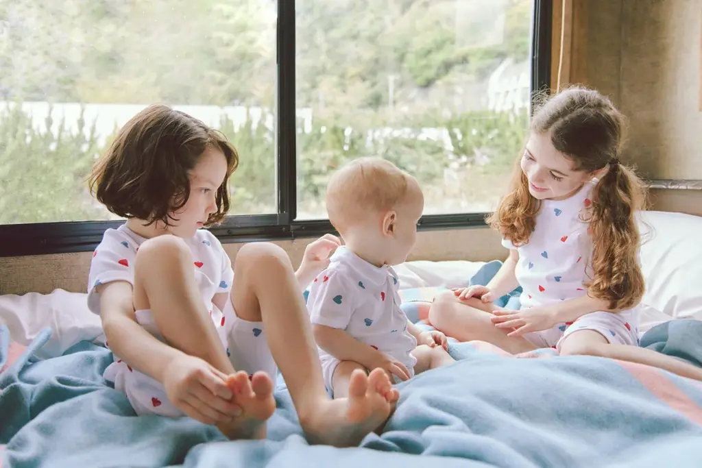 プチバトーがWIND AND SEAとコラボレーション　家族お揃いで楽しめるロゴTシャツやパジャマが登場 画像 3