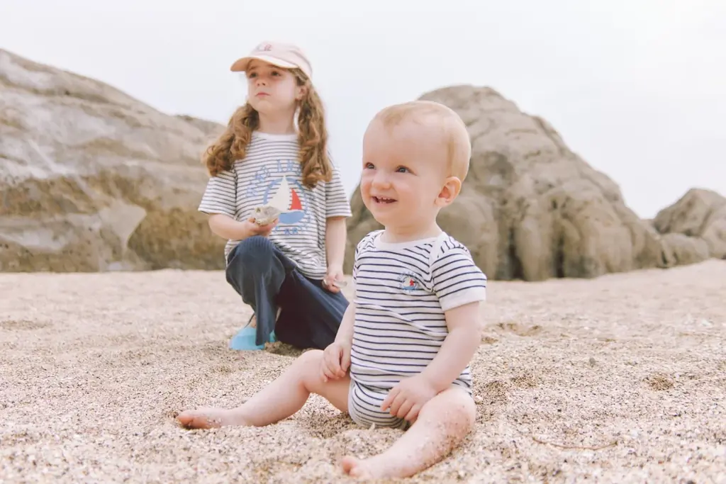 プチバトーがWIND AND SEAとコラボレーション　家族お揃いで楽しめるロゴTシャツやパジャマが登場 画像 4