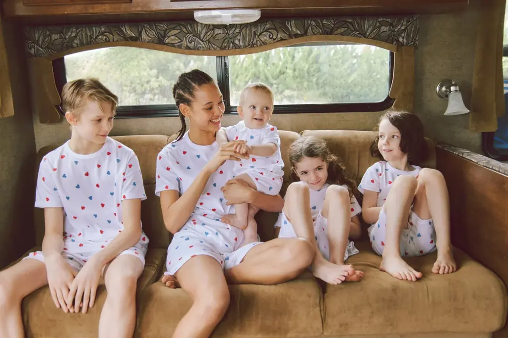 プチバトーがWIND AND SEAとコラボレーション　家族お揃いで楽しめるロゴTシャツやパジャマが登場 画像 5