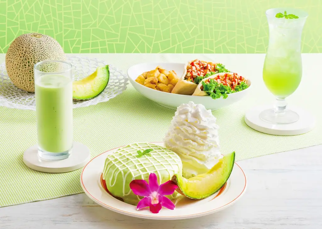 【Eggs ’n Things】メロンづくしな夏の新メニューが登場！「プレミアムメロンパンケーキ」「スパイシーグリルドチキンピタサンド」6月25日（水）～ 7月24日（木） 画像 1