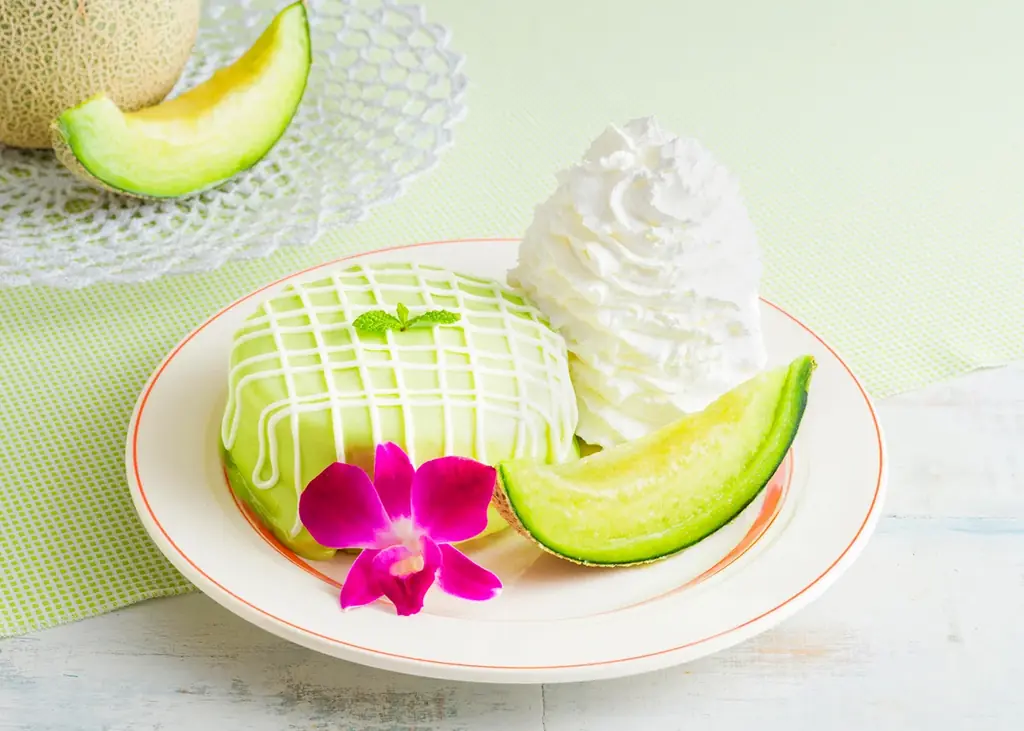 【Eggs ’n Things】メロンづくしな夏の新メニューが登場！「プレミアムメロンパンケーキ」「スパイシーグリルドチキンピタサンド」6月25日（水）～ 7月24日（木） 画像 2