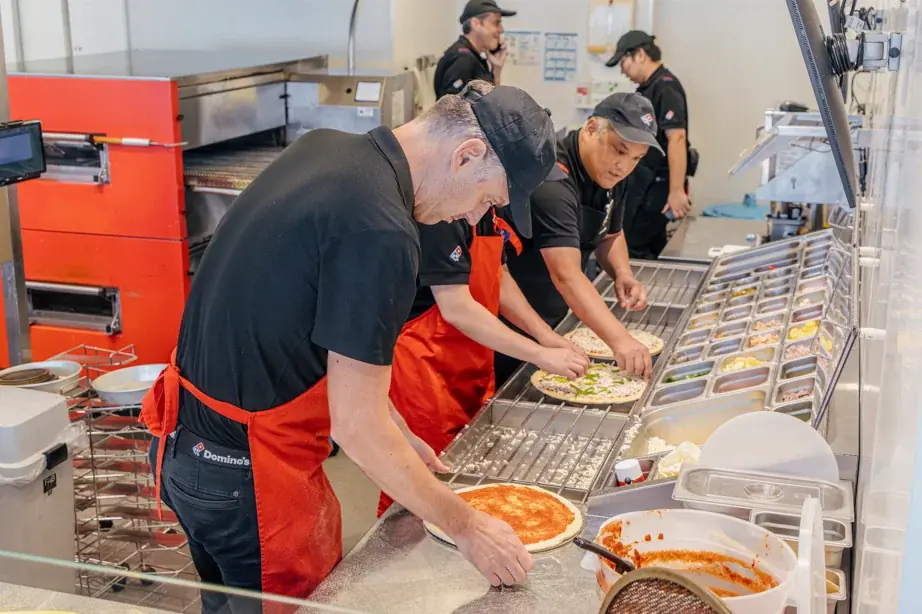 ドミノ・ピザ、大阪 上本町店で「役員が１日店舗運営」を6月23日（月）実施！上本町店23日（月）限定、お持ち帰りでサイドメニュー１品無料プレゼント！ 画像 3