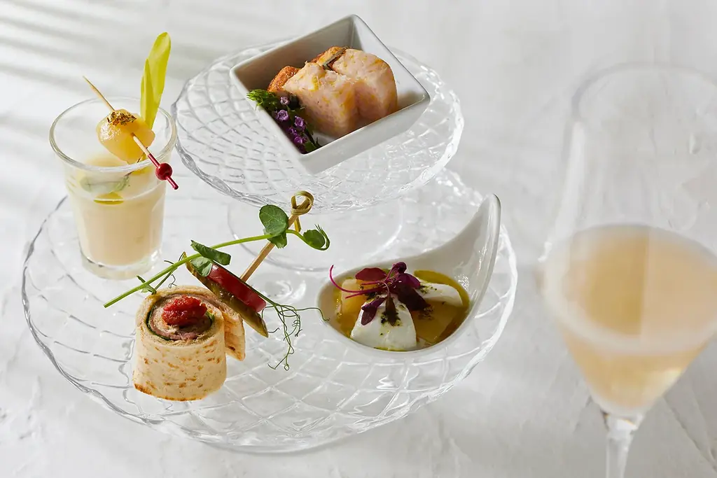 【スイスホテル南海大阪】 ヴーヴ・クリコと過ごす夏のアフタヌーンティー「サマー アフタヌーンティー with ヴーヴ・クリコ」2025年7月1日（火）～8月31日（日）開催 画像 3