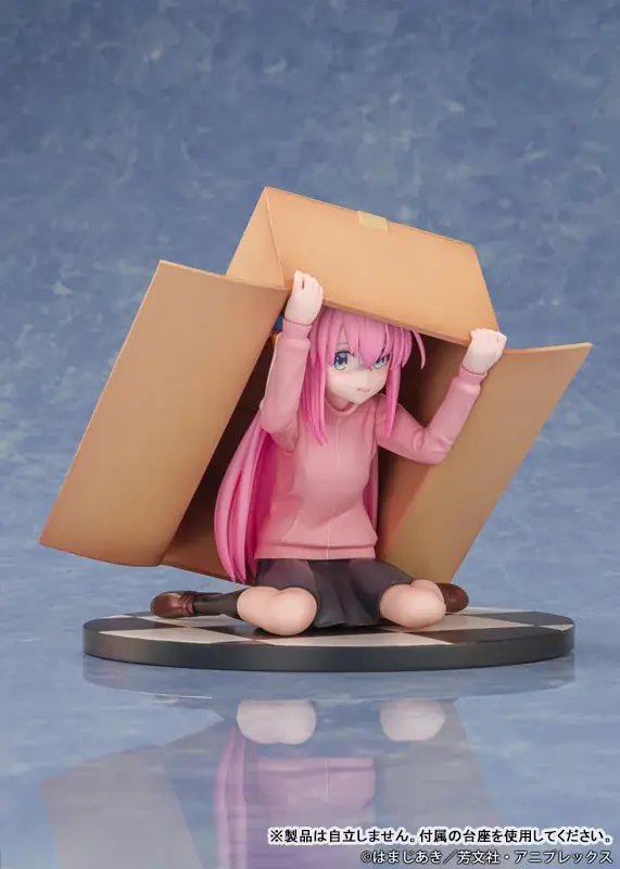 アニメ「ぼっち・ざ・ろっく!」より、段ボールに隠れる「後藤ひとり」がフィギュアで登場。あみあみにて予約受付中。 画像 3