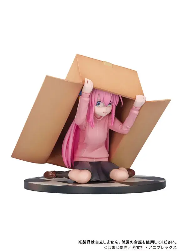 アニメ「ぼっち・ざ・ろっく!」より、段ボールに隠れる「後藤ひとり」がフィギュアで登場。あみあみにて予約受付中。 画像 4