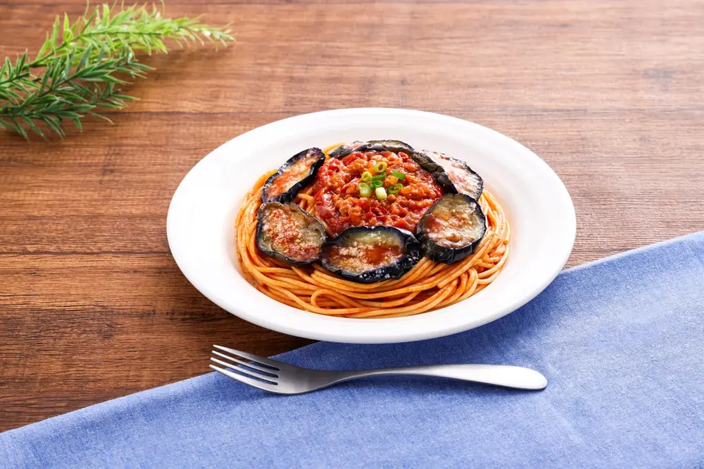 夏野菜×ピリ辛「ナスと挽肉のピリ辛トマトソースパスタ」セブン‐イレブンで6月18日（水）から順次発売 画像 1
