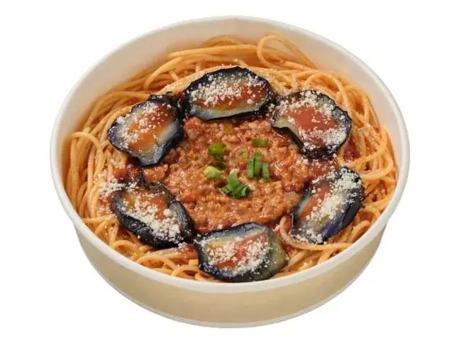 夏野菜×ピリ辛「ナスと挽肉のピリ辛トマトソースパスタ」セブン‐イレブンで6月18日(水)から順次発売 画像 2