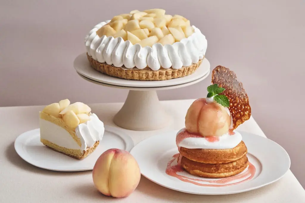 白桃のおいしさも、桃農家の想いも、まるごとデザートに。ビブリオテーク『産地直送“岡山白桃”デザートフェア』開催！ロイヤル級のまるごと岡山白桃パンケーキなど、夏カフェスイーツ新登場 画像 1