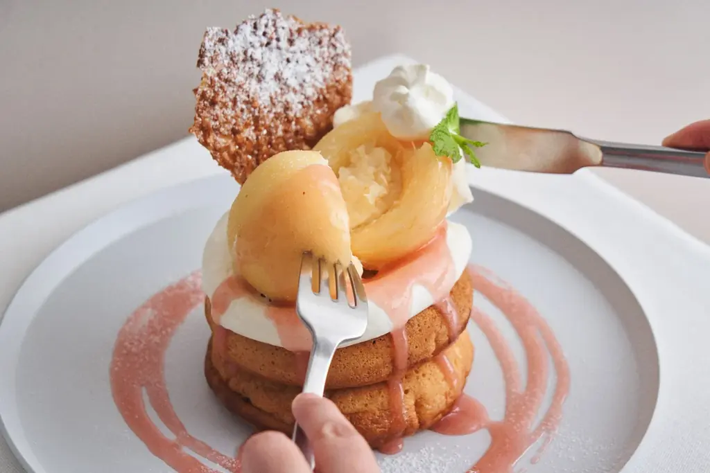 白桃のおいしさも、桃農家の想いも、まるごとデザートに。ビブリオテーク『産地直送“岡山白桃”デザートフェア』開催！ロイヤル級のまるごと岡山白桃パンケーキなど、夏カフェスイーツ新登場 画像 4