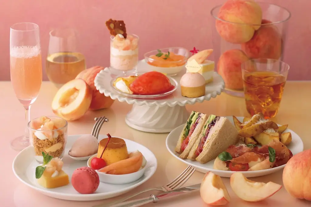 【キハチ 青山本店】甘く芳醇な桃を楽しむ夏限定アフタヌーンティーを発売！ぷるんと食感のジュレ入り白桃パフェなど、桃スイーツを提案 画像 1