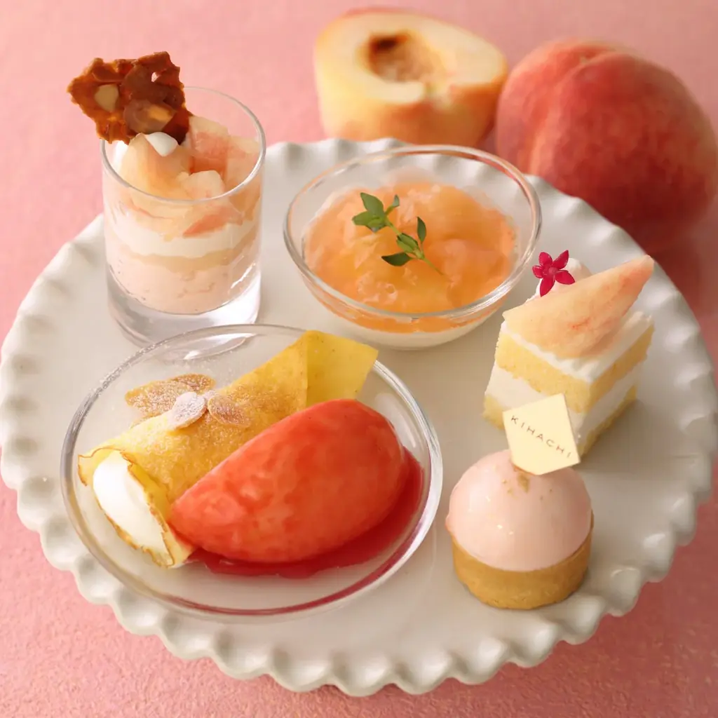 【キハチ 青山本店】甘く芳醇な桃を楽しむ夏限定アフタヌーンティーを発売！ぷるんと食感のジュレ入り白桃パフェなど、桃スイーツを提案 画像 2