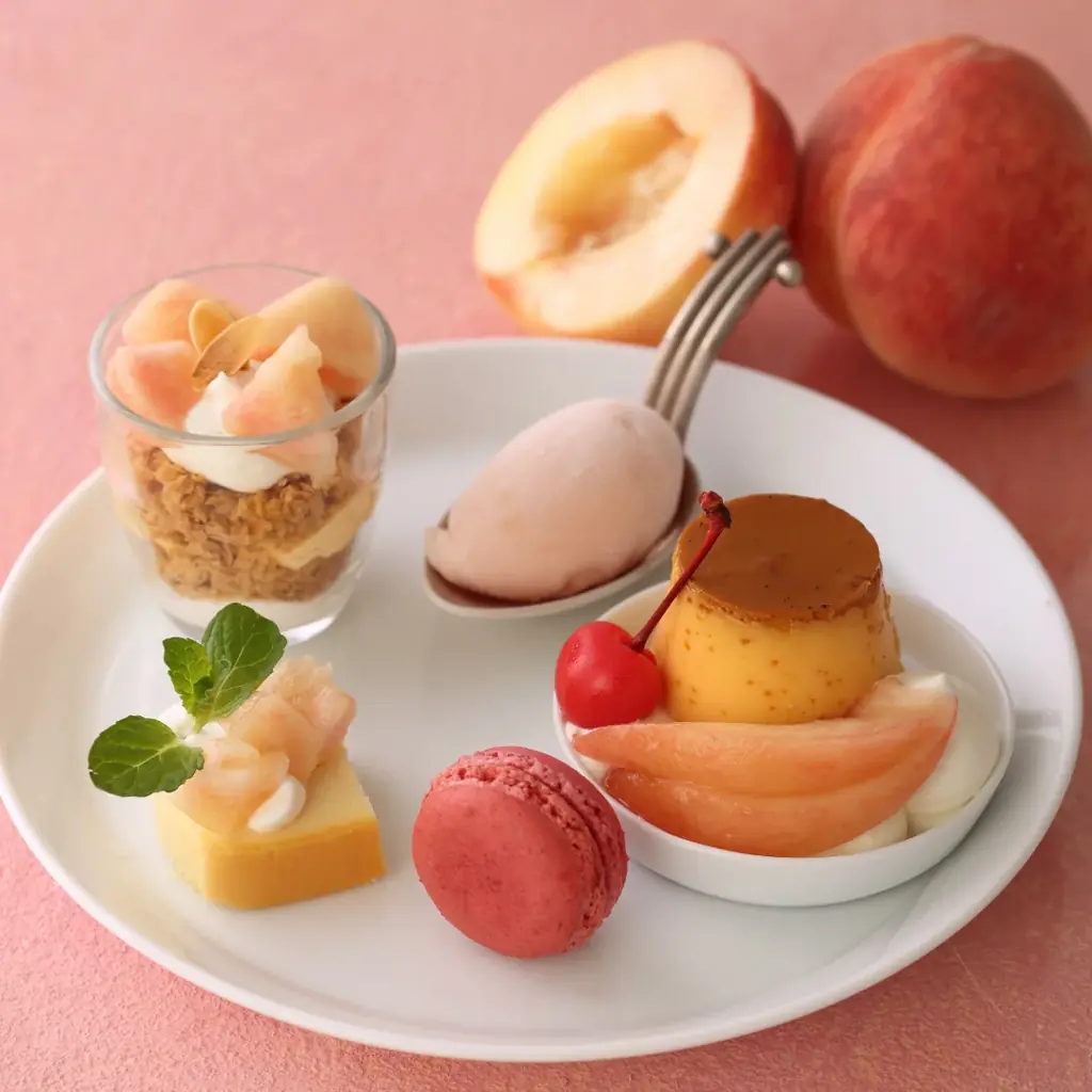 【キハチ 青山本店】甘く芳醇な桃を楽しむ夏限定アフタヌーンティーを発売！ぷるんと食感のジュレ入り白桃パフェなど、桃スイーツを提案 画像 3
