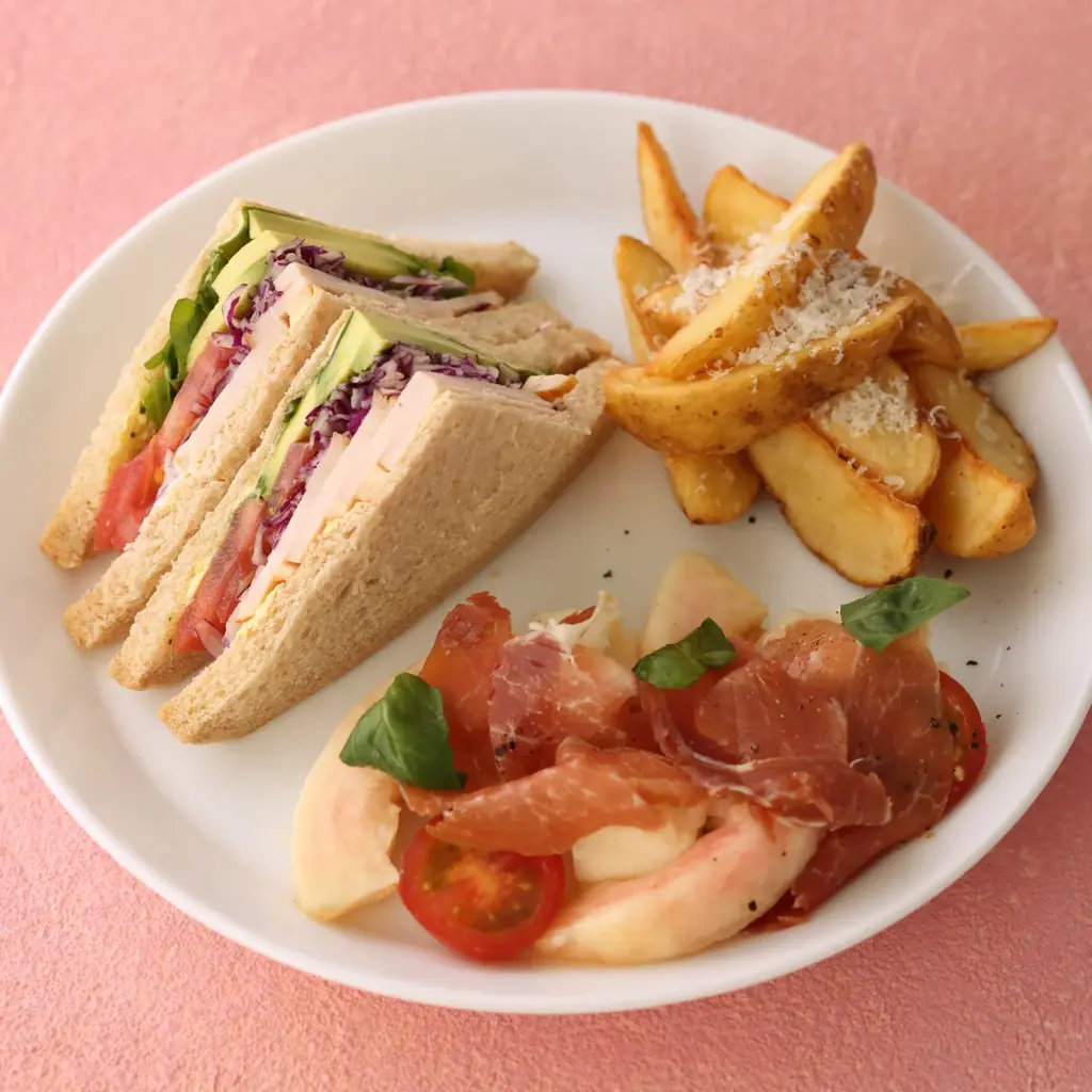 【キハチ 青山本店】甘く芳醇な桃を楽しむ夏限定アフタヌーンティーを発売！ぷるんと食感のジュレ入り白桃パフェなど、桃スイーツを提案 画像 4