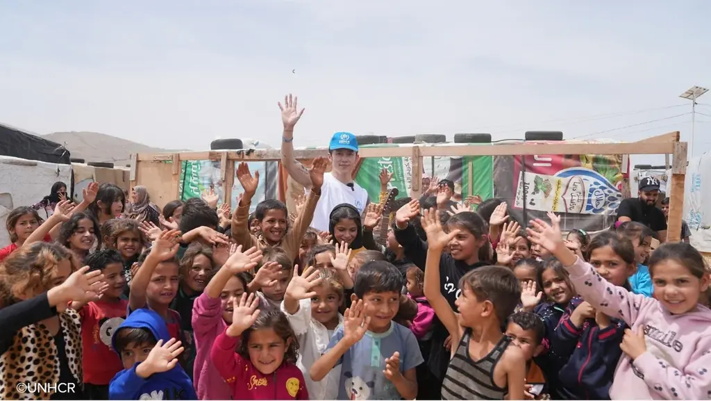 UNHCR親善大使MIYAVI「人々をつなぐ音楽の力」を応援　世界難民の日2025・チャリティオンライン上映『ビバ・マエストロ！指揮者ドゥダメルの挑戦』 画像 1