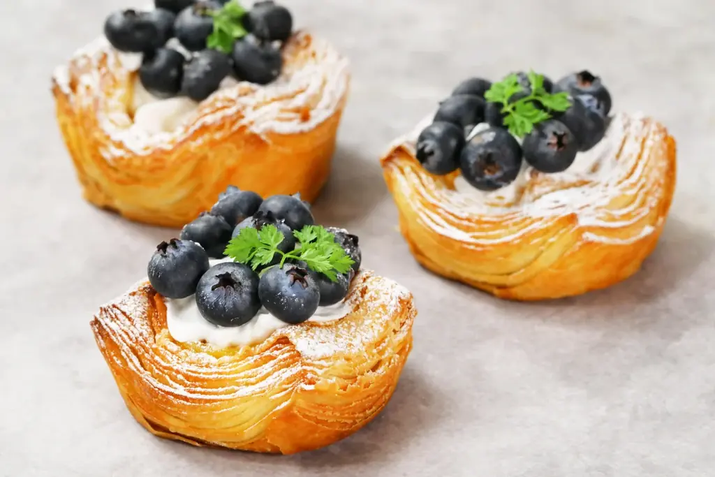 【夏限定デニッシュ】ブーランジェリー「バゲットラビット」より国産の白桃を半分まるごとトッピングした、桃の香りと果肉のとろけるような甘みを存分に楽しめる夏にぴったりな新作デニッシュを新発売！ 画像 2