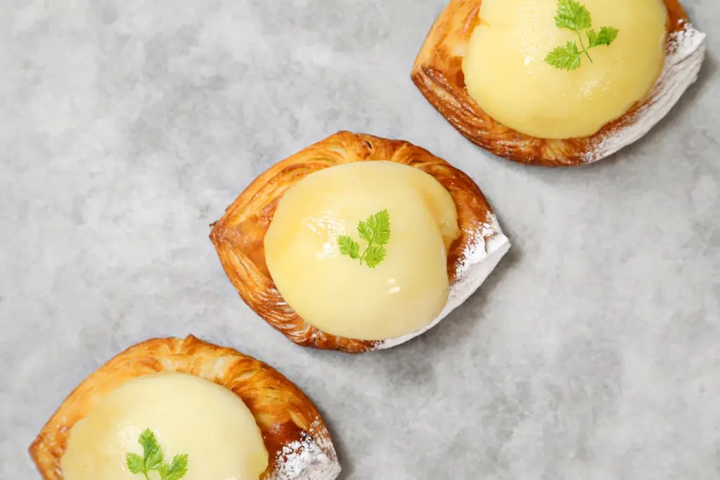 【夏限定デニッシュ】ブーランジェリー「バゲットラビット」より国産の白桃を半分まるごとトッピングした、桃の香りと果肉のとろけるような甘みを存分に楽しめる夏にぴったりな新作デニッシュを新発売！ 画像 3