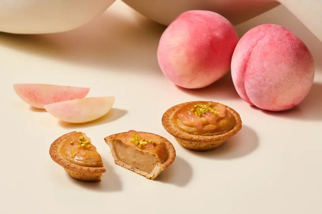 【紅茶党必見】食べるピーチティー？！〈桃 × 紅茶〉スイーツ ♪冷蔵と冷凍の2WAYで楽しむ、冷やしておいしいチーズタルトが新登場！夏季の “おうちカフェ” にぴったりな「ピーチアールグレイ」風味に 画像 1